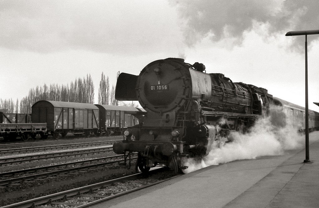 011 056 - Im Winterfahrplan 1967/1968 fuhren im zweitägigen Umlauf der Baureihe 10, nach Ausscheiden der 10 002 im November 1967, noch die 10 001 und jeweils die kohlegefeuerten Drei-Zylinder-Pazifiks 01 1056 oder 01 1062, die letzten beiden 01.10 des Bw Kassel. Zum Umlauf gehörte der als letzter Planzug der 10 berüchtigte E387/687 Kassel - Altenbeken (E387) - Soest - Hamm - Münster – Rheine (E687). Mit dem erlitt am 5.1.1968 10 001 einen Maschinenschaden, von dem sie sich nicht mehr erholen sollte. Mitte März 1968 führt 01 1056 (buchmäßig 011 056, aber äußerlich noch nicht umgezeichnet), jetzt für einige Monate zusammen mit 01 1062 (011 062) uneingeschränkte Doppelspitze des E 387/687, den Eilzug bei der planmäßigen Ausfahrt 10.46 Uhr schwungvoll aus Bf Soest.