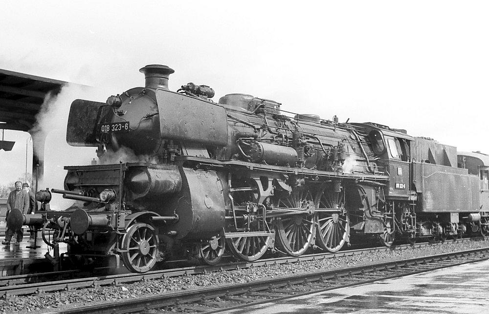 18 323, die Schnellzug-Lokomotive der Großherzoglich Badischen Staatseisenbahn von 1920, war die einzige Länderbahn-Schnellzuglok, die noch mit einer außen angebrachten Computer-Nummer des Umzeichnungsplans von 1967 im Einsatz war.