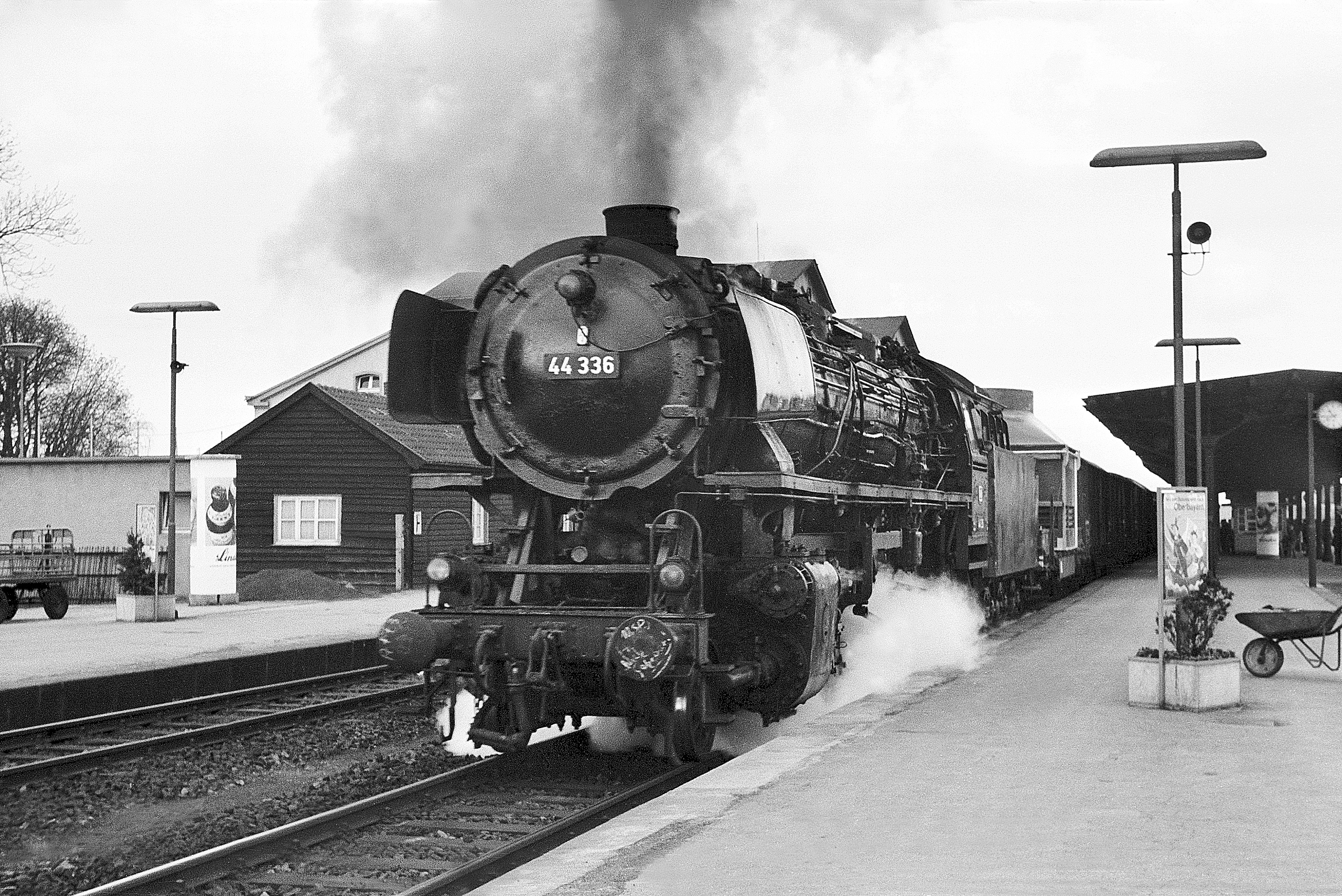 043 336 des Bahnbetriebswerks Kassel mit alter Nummer ostwärts mit Güterzug durch den Bahnhof Soest im März 1968.