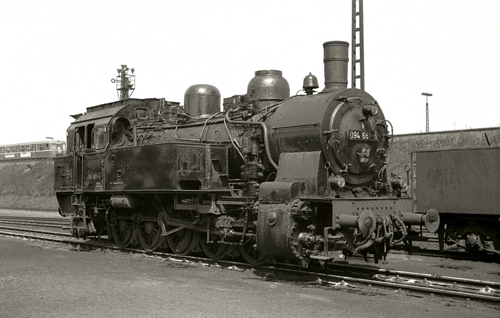 094 661 (94 1661) des Bw Hamburg-Rothenburgsort am 6.5.1971 in ihrem Heimat-Bw.