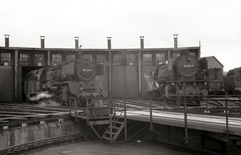 Im Bw Rheine am 1.4.1969 die Schürzen-050 495 des Bw Emden, die im November 1969 nach Heilbronn gehen wird, und 041 069 des Bw Rheine, welche im letzten 041-Jahr beim Bw Rheine als einzige betriebsfähige Kohle-41 noch nach Emden versetzt wird.