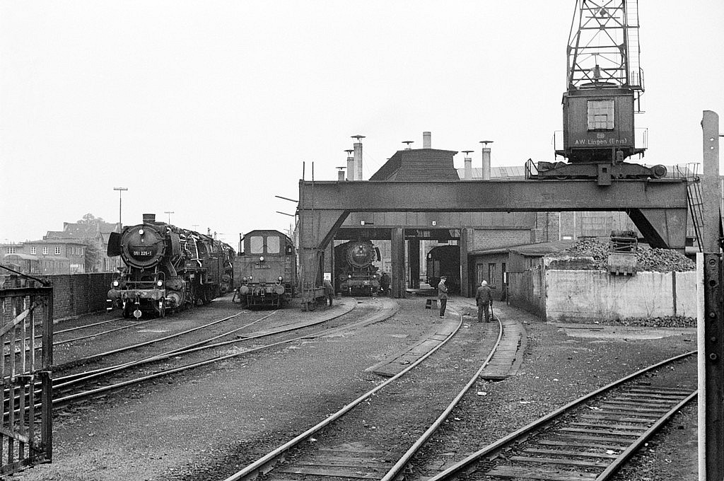 Zur Rückfahrt in die Heimat-Betriebswerke bzw. Probefahrt werden hier in der Ausfahrt soeben mehrere Lokomotiven der Baureihe 050-053 vorbereitet. Links 051 225 (Wien-Florisdorf 9159/1941) vom Bw Wanne-Eickel zur Probefahrt nach L2. Ihre Entlassung wird am 14.6.1971 sein.
